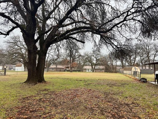 137 Gordon Drive, Azle, TX 76020