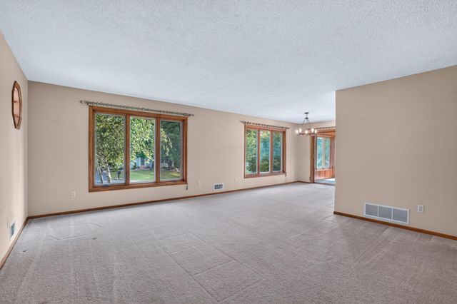 21 Carriage Lane, Burnsville, MN 55306