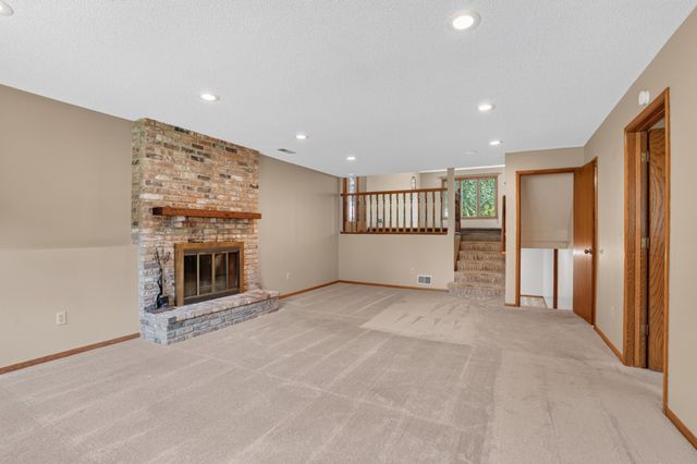 21 Carriage Lane, Burnsville, MN 55306