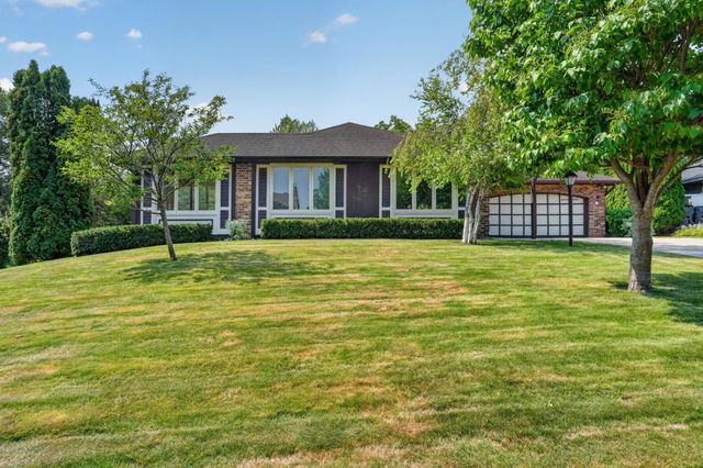 21 Carriage Lane, Burnsville, MN 55306