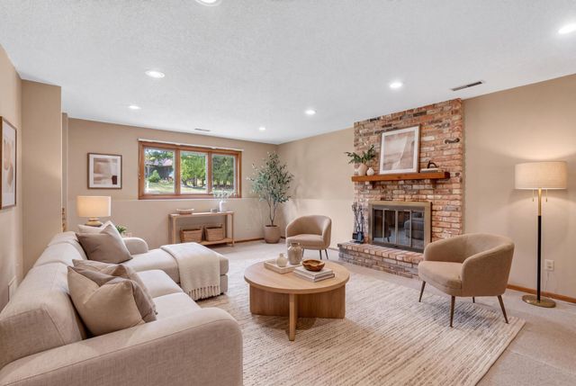 21 Carriage Lane, Burnsville, MN 55306