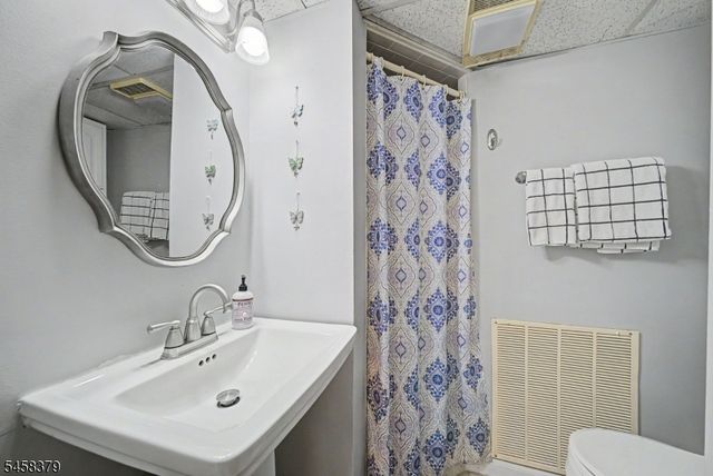 22 Carol Dr, Roxbury Twp., NJ 07876