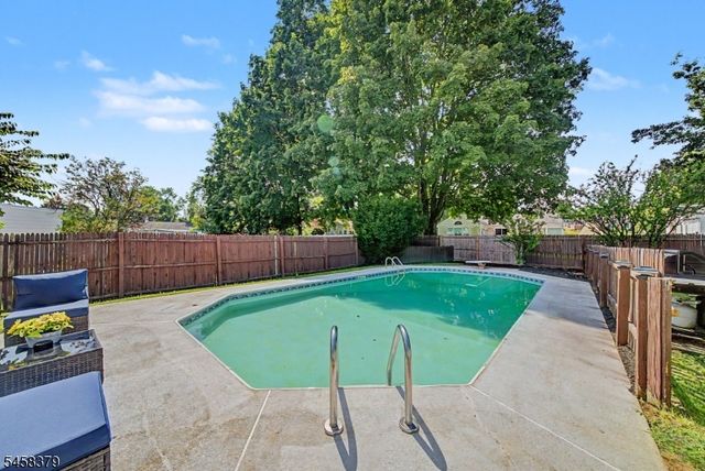 22 Carol Dr, Roxbury Twp., NJ 07876