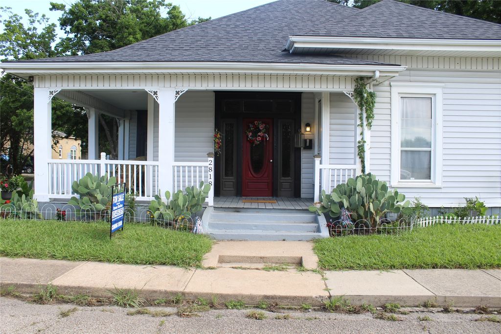 2818 S Blades Street, Greenville, TX 75401