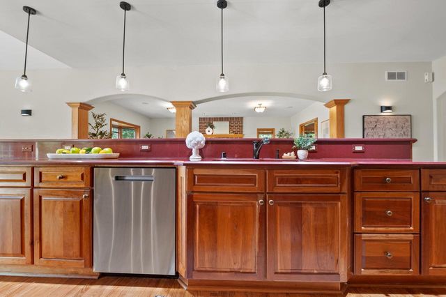 W287N6371 Broadwing COURT, Hartland, WI 53029