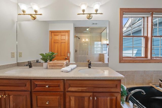 W287N6371 Broadwing COURT, Hartland, WI 53029