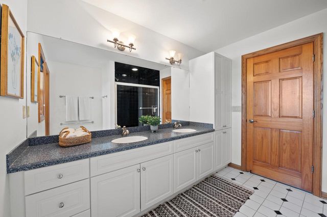 W287N6371 Broadwing COURT, Hartland, WI 53029
