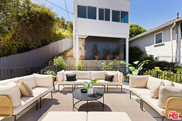 6837 Cahuenga Park Trail, Los Angeles, CA 90068