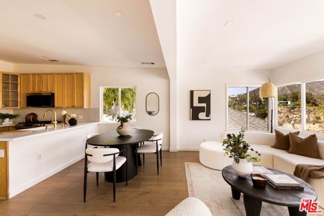 6837 Cahuenga Park Trail, Los Angeles, CA 90068