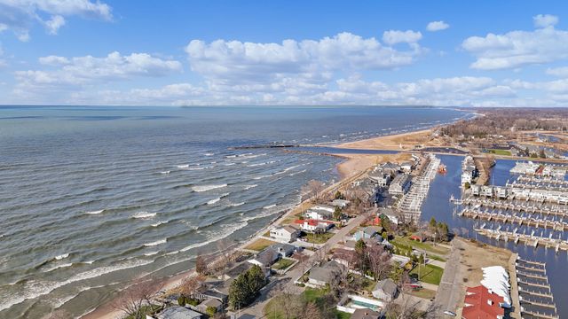 420 W Oselka Drive 212, New Buffalo City, MI 49117