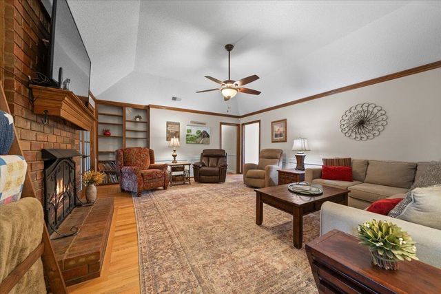 8930 WOODMARK DR, Cordova, TN 38018