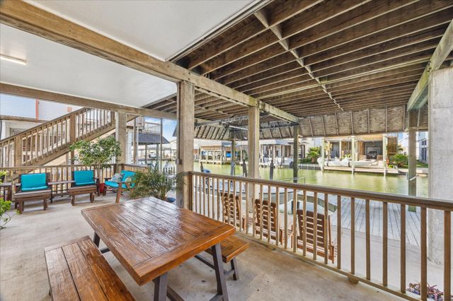 422 Windward Way, Tiki Island, TX 77554