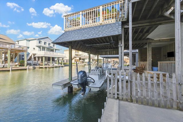422 Windward Way, Tiki Island, TX 77554