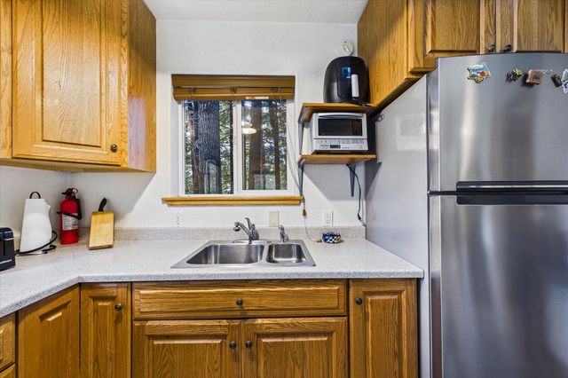 220 Madrone Road, Weott, CA 95571