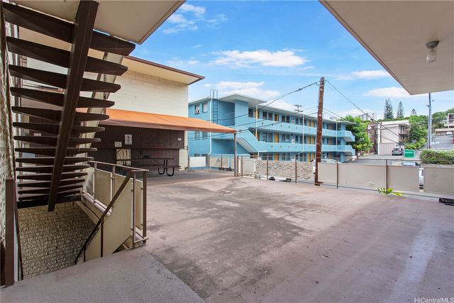 1120 Hassinger Street 207, Honolulu, HI 96822