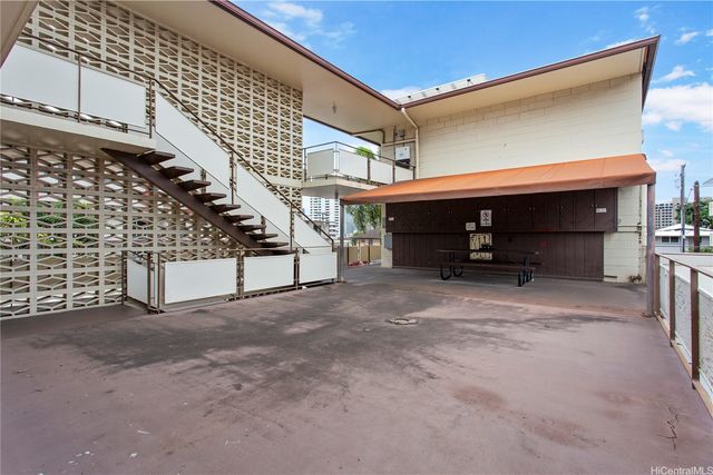 1120 Hassinger Street 207, Honolulu, HI 96822