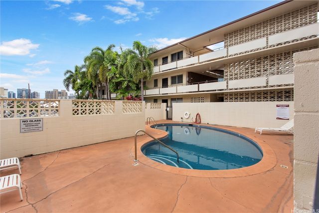 1120 Hassinger Street 207, Honolulu, HI 96822