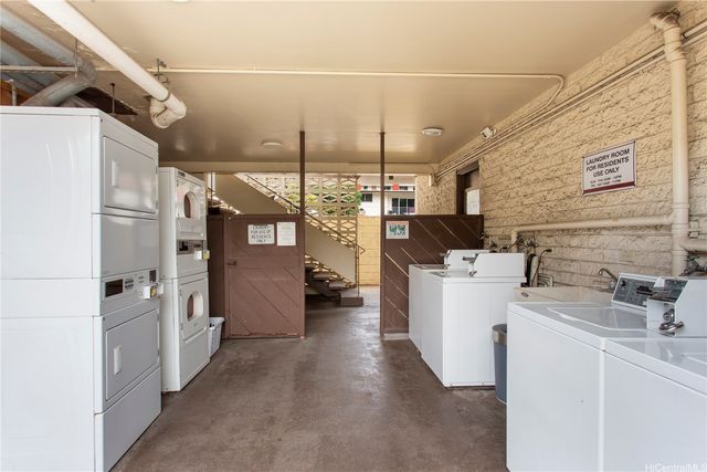 1120 Hassinger Street 207, Honolulu, HI 96822