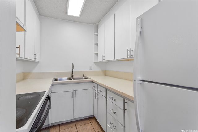 1120 Hassinger Street 207, Honolulu, HI 96822