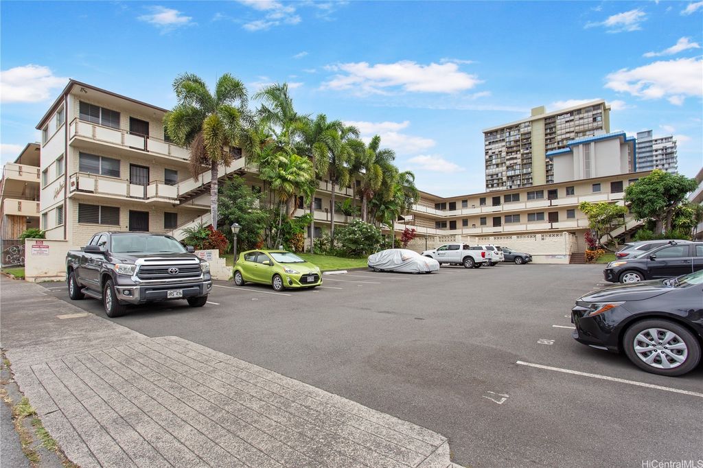 1120 Hassinger Street 207, Honolulu, HI 96822