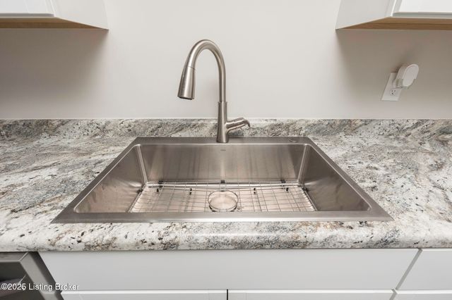 1052 Cecil Ave, Louisville, KY 40211