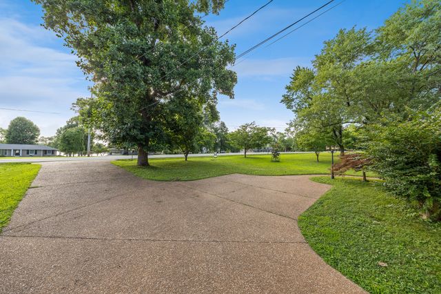 195 Cherokee Rd, Hendersonville, TN 37075