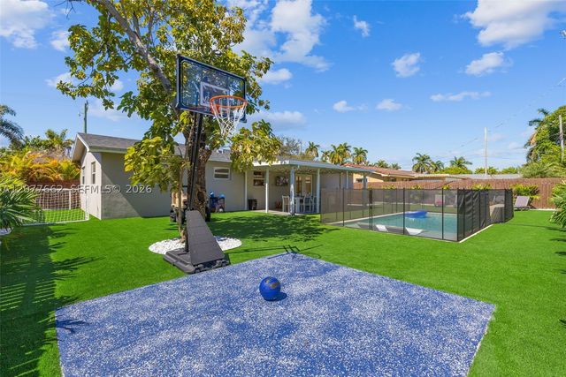 220 NE 10th Ave, Hallandale Beach, FL 33009