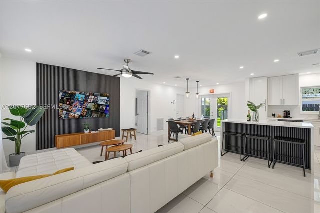 220 NE 10th Ave, Hallandale Beach, FL 33009