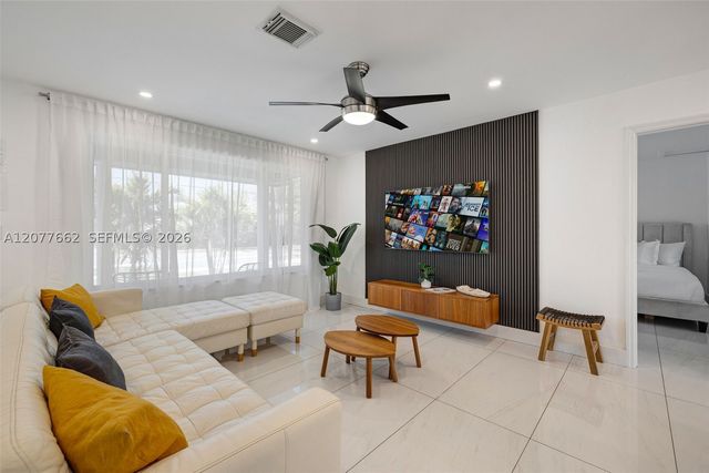 220 NE 10th Ave, Hallandale Beach, FL 33009
