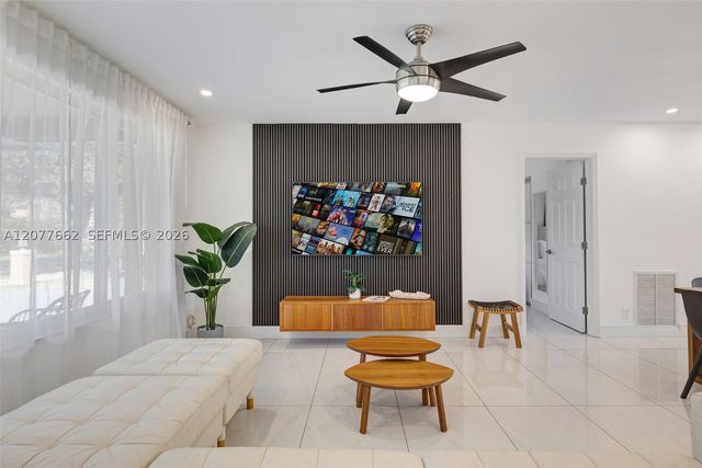 220 NE 10th Ave, Hallandale Beach, FL 33009