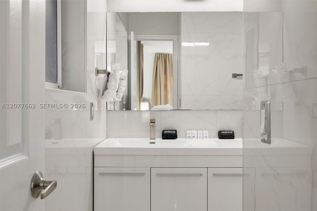 220 NE 10th Ave, Hallandale Beach, FL 33009