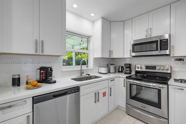 220 NE 10th Ave, Hallandale Beach, FL 33009