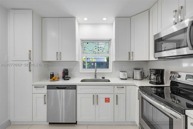 220 NE 10th Ave, Hallandale Beach, FL 33009