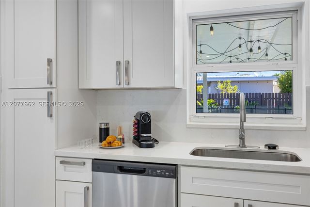 220 NE 10th Ave, Hallandale Beach, FL 33009
