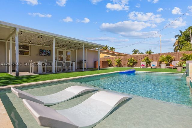 220 NE 10th Ave, Hallandale Beach, FL 33009