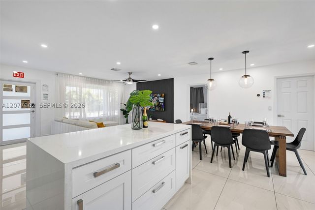 220 NE 10th Ave, Hallandale Beach, FL 33009