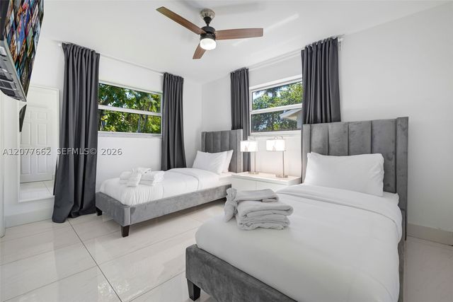220 NE 10th Ave, Hallandale Beach, FL 33009
