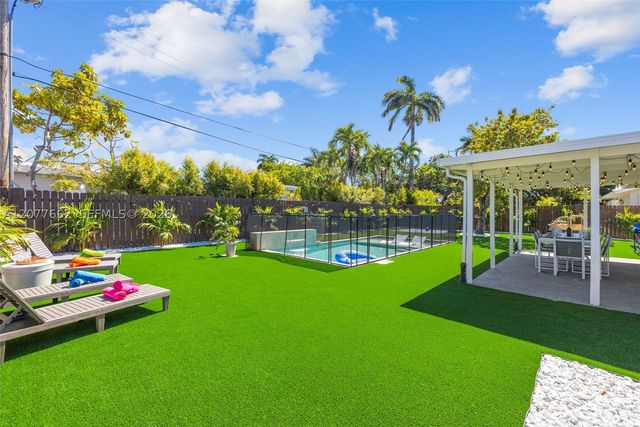 220 NE 10th Ave, Hallandale Beach, FL 33009