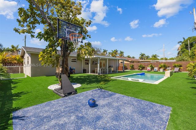 220 NE 10th Ave, Hallandale Beach, FL 33009