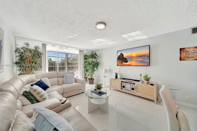 2801 Somerset Dr 215, Lauderdale Lakes, FL 33311