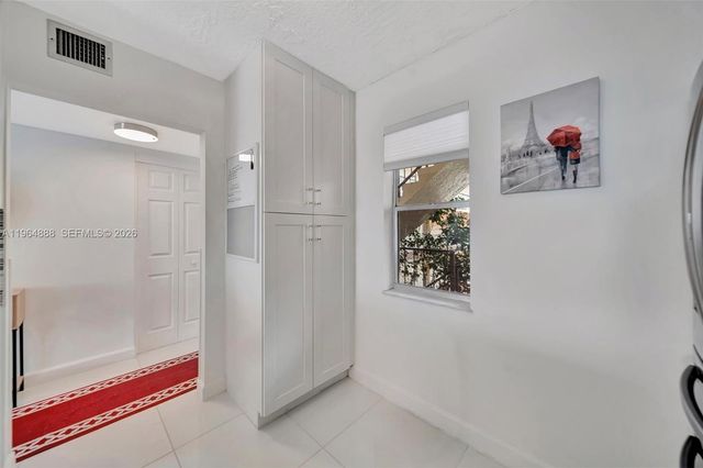 2801 Somerset Dr 215, Lauderdale Lakes, FL 33311