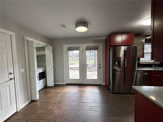 1004 SE 4Th Street, Bentonville, AR 72712