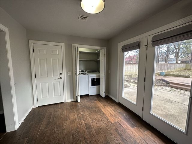 1004 SE 4Th Street, Bentonville, AR 72712