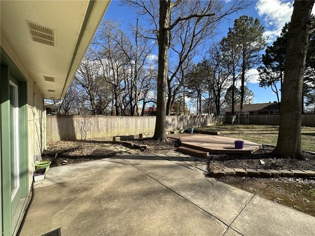 1004 SE 4Th Street, Bentonville, AR 72712