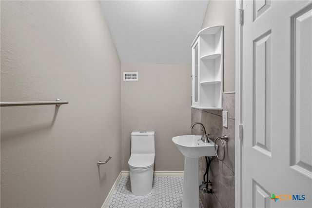 2018 County Road 125, Edna, TX 77957