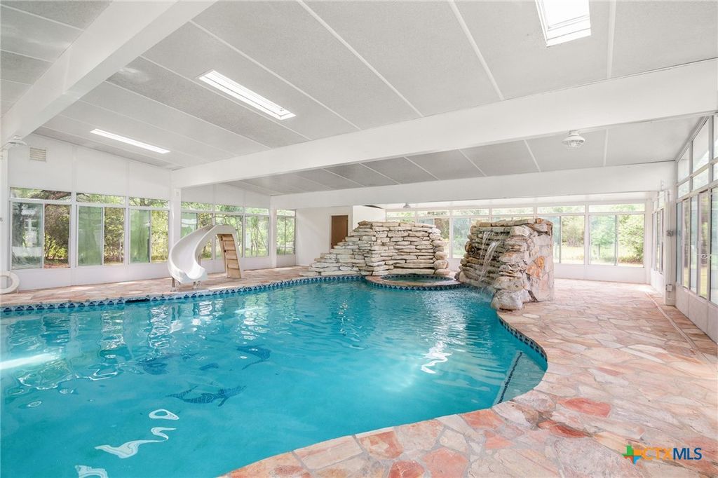 2018 County Road 125, Edna, TX 77957