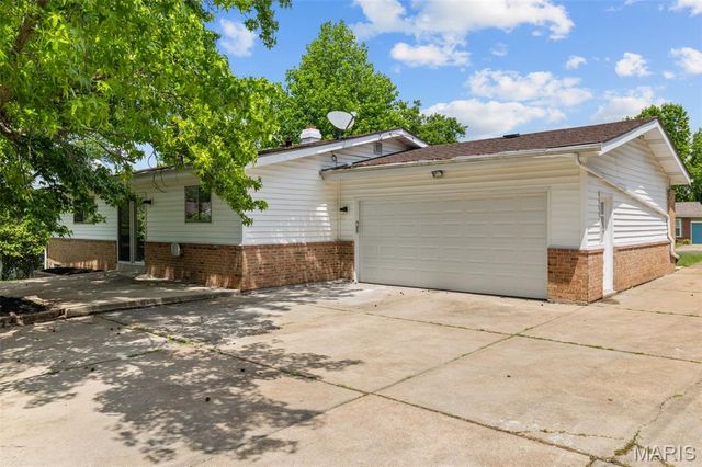 2025 Granada Drive, Florissant, MO 63033