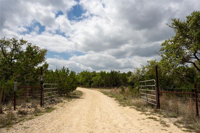 722 Wildwood LN, Johnson City, TX 78636