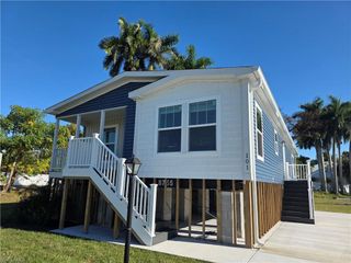101 Oak LN, Fort Myers, FL 33908