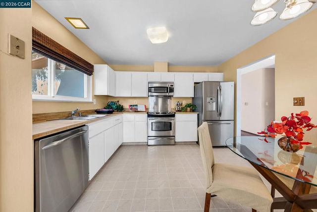 121 Fir Ct, Hercules, CA 94547